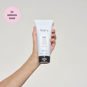 milk-shake-lifestyling-medium-hold-gel-in-hand